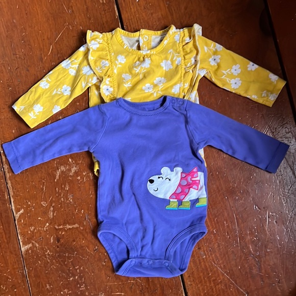 2 100% cotton bodysuits - Picture 1 of 6